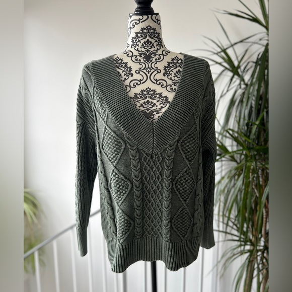 Aerie green cable knit sweater - Picture 3 of 15